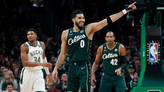 1676355097674080592.jpg jayson-tatum-celtics-bucks-christmas-day-nba-basketball-12-25-2022-1672018909.jpg