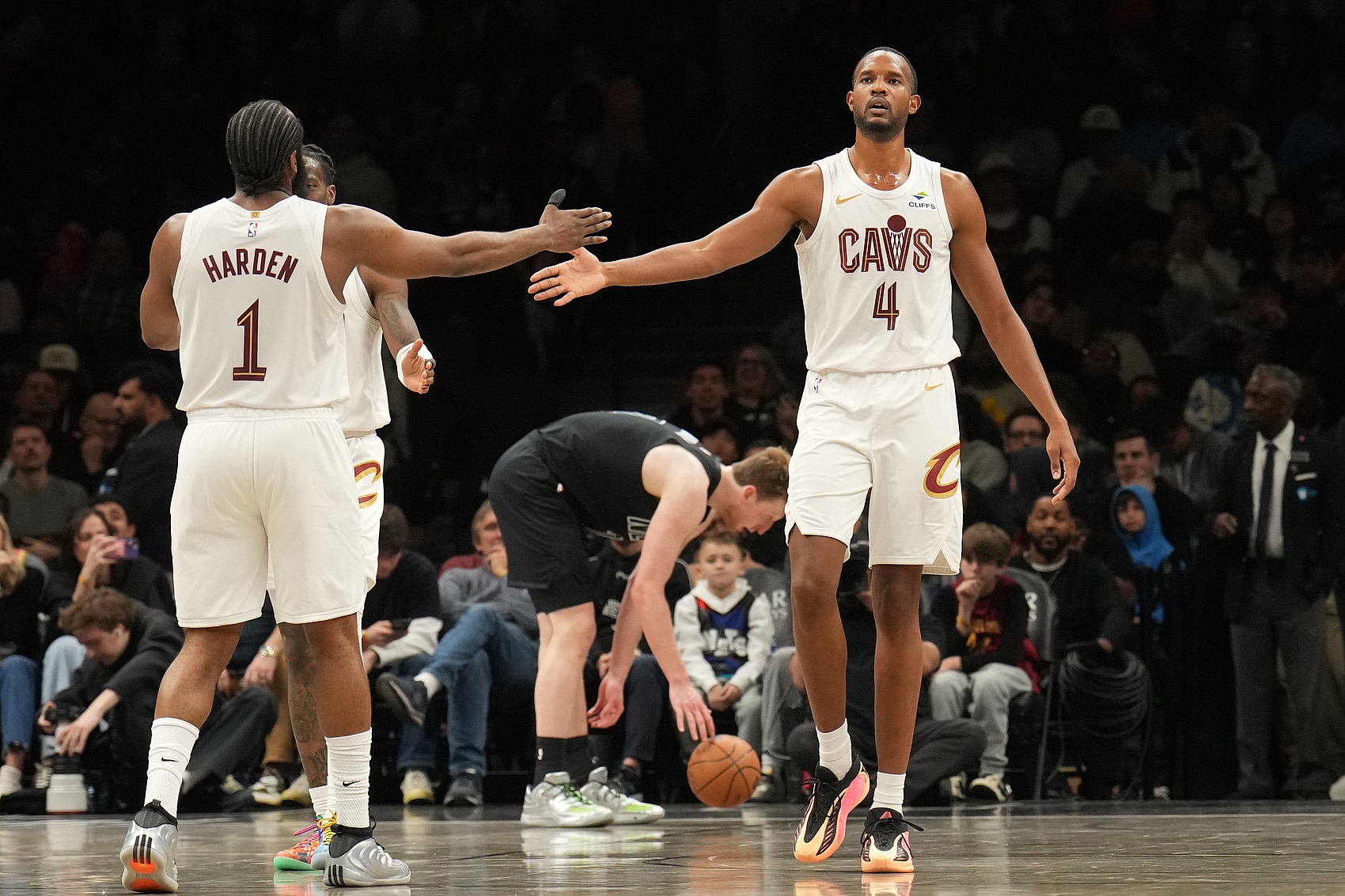 开云-媒体人：莫布里基本属于不会投篮 米切尔哈登肯定能看出&amp;但不会说