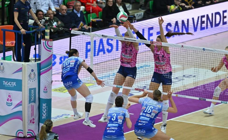 开云-让二追三！科内利亚诺半决赛占先机，朱婷一锤定音+21分荣膺MVP