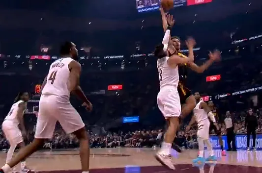 开云-丹尼尔斯跳步抛投打进，老鹰打出一波17-8追平骑士